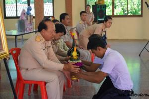 77.  ความภูมิใจมิได้อยู่ในพานไหว้ครู  แต่อยู่ในวันที่รู้ ว่าศิษย์นั้นไปได้ดี