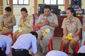 105.  ความภูมิใจมิได้อยู่ในพานไหว้ครู  แต่อยู่ในวันที่รู้ ว่าศิษย์นั้นไปได้ดี