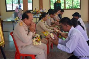 135.  ความภูมิใจมิได้อยู่ในพานไหว้ครู  แต่อยู่ในวันที่รู้ ว่าศิษย์นั้นไปได้ดี