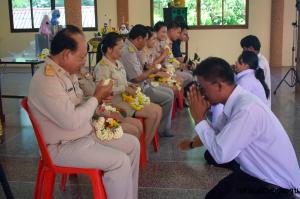 139.  ความภูมิใจมิได้อยู่ในพานไหว้ครู  แต่อยู่ในวันที่รู้ ว่าศิษย์นั้นไปได้ดี