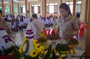 145.  ความภูมิใจมิได้อยู่ในพานไหว้ครู  แต่อยู่ในวันที่รู้ ว่าศิษย์นั้นไปได้ดี