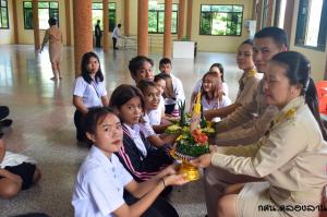 200.  ความภูมิใจมิได้อยู่ในพานไหว้ครู  แต่อยู่ในวันที่รู้ ว่าศิษย์นั้นไปได้ดี