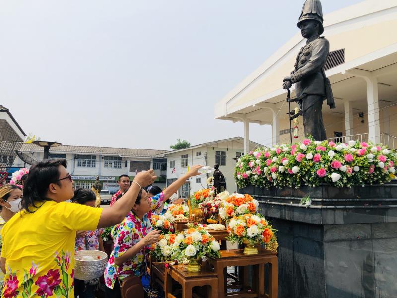 1. สรงน้ำพระบรมราชานุสาวรีย์ พระบาทสมเด็จพระจุลจอมเกล้าเจ้าอยู่หัว รัชกาลที่ 5