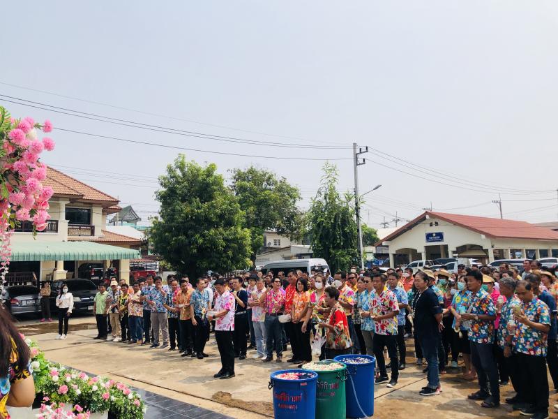 2. สรงน้ำพระบรมราชานุสาวรีย์ พระบาทสมเด็จพระจุลจอมเกล้าเจ้าอยู่หัว รัชกาลที่ 5