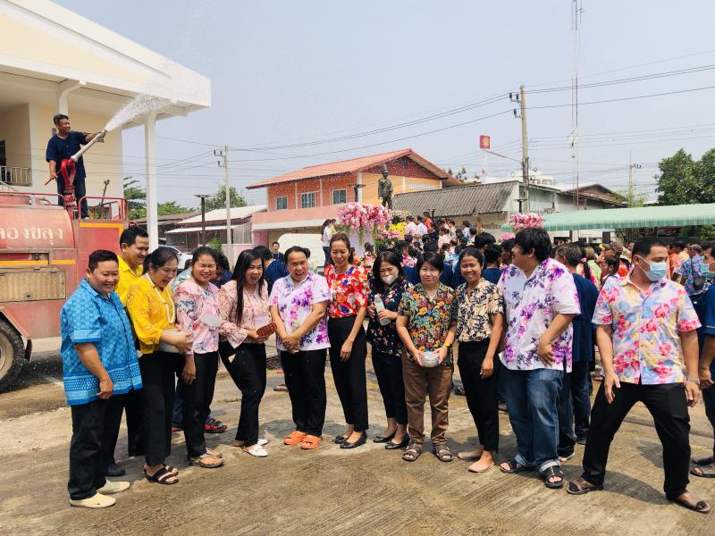 3. สรงน้ำพระบรมราชานุสาวรีย์ พระบาทสมเด็จพระจุลจอมเกล้าเจ้าอยู่หัว รัชกาลที่ 5