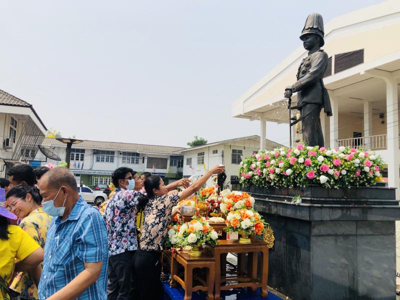 4. สรงน้ำพระบรมราชานุสาวรีย์ พระบาทสมเด็จพระจุลจอมเกล้าเจ้าอยู่หัว รัชกาลที่ 5