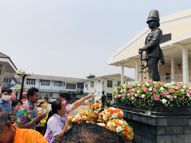 6. สรงน้ำพระบรมราชานุสาวรีย์ พระบาทสมเด็จพระจุลจอมเกล้าเจ้าอยู่หัว รัชกาลที่ 5