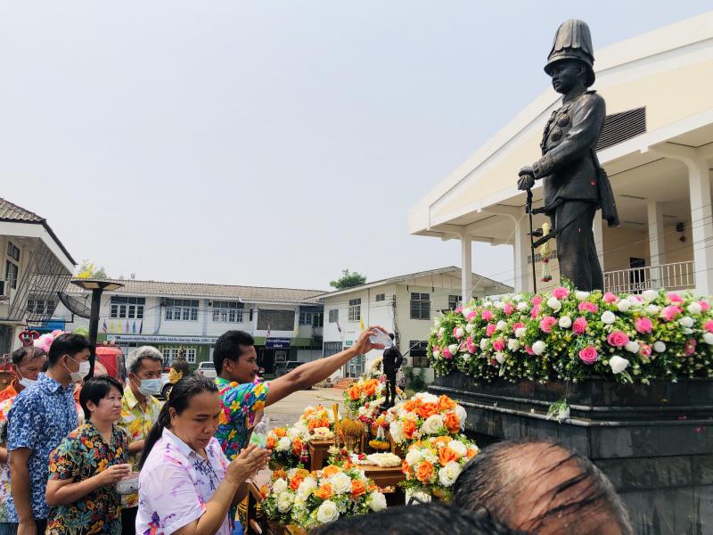 8. สรงน้ำพระบรมราชานุสาวรีย์ พระบาทสมเด็จพระจุลจอมเกล้าเจ้าอยู่หัว รัชกาลที่ 5