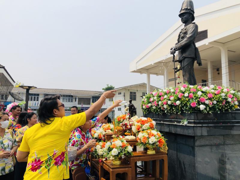 9. สรงน้ำพระบรมราชานุสาวรีย์ พระบาทสมเด็จพระจุลจอมเกล้าเจ้าอยู่หัว รัชกาลที่ 5