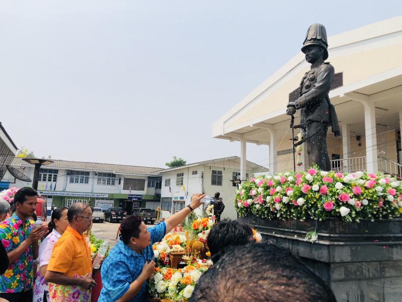 13. สรงน้ำพระบรมราชานุสาวรีย์ พระบาทสมเด็จพระจุลจอมเกล้าเจ้าอยู่หัว รัชกาลที่ 5