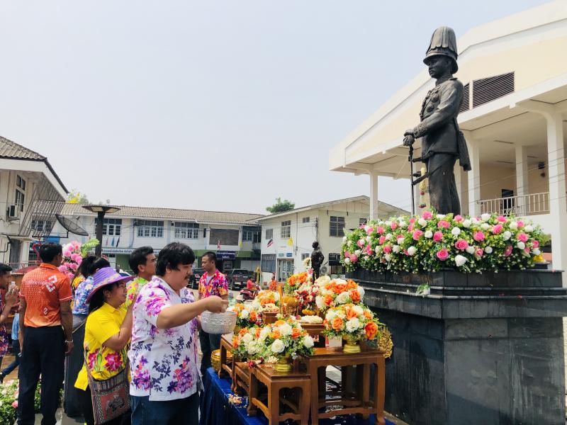 14. สรงน้ำพระบรมราชานุสาวรีย์ พระบาทสมเด็จพระจุลจอมเกล้าเจ้าอยู่หัว รัชกาลที่ 5