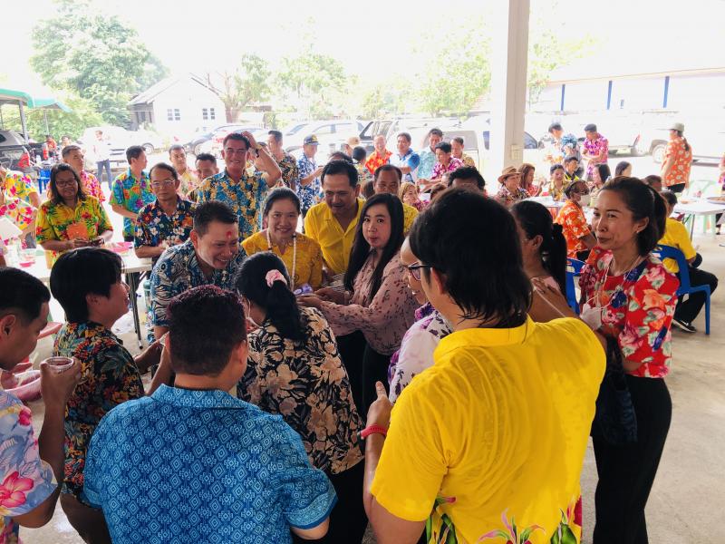 15. สรงน้ำพระบรมราชานุสาวรีย์ พระบาทสมเด็จพระจุลจอมเกล้าเจ้าอยู่หัว รัชกาลที่ 5