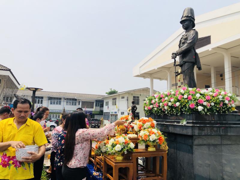 16. สรงน้ำพระบรมราชานุสาวรีย์ พระบาทสมเด็จพระจุลจอมเกล้าเจ้าอยู่หัว รัชกาลที่ 5