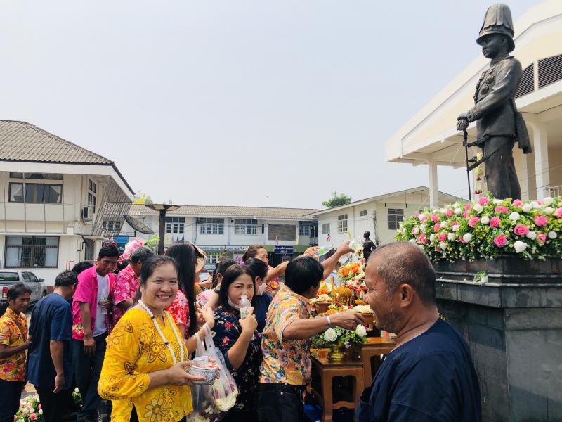 18. สรงน้ำพระบรมราชานุสาวรีย์ พระบาทสมเด็จพระจุลจอมเกล้าเจ้าอยู่หัว รัชกาลที่ 5