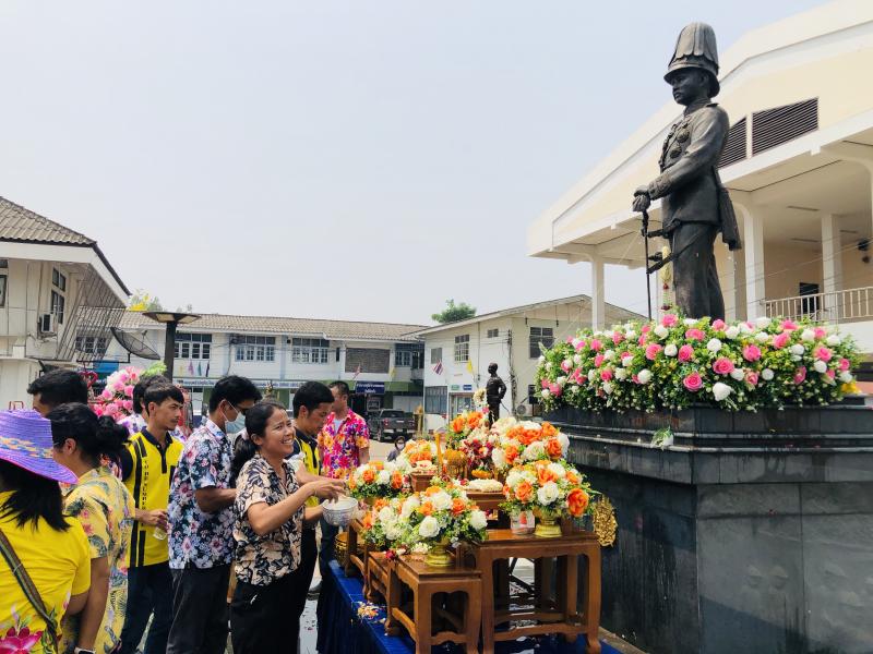 19. สรงน้ำพระบรมราชานุสาวรีย์ พระบาทสมเด็จพระจุลจอมเกล้าเจ้าอยู่หัว รัชกาลที่ 5