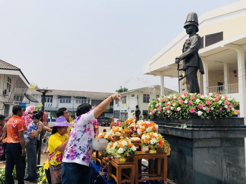 20. สรงน้ำพระบรมราชานุสาวรีย์ พระบาทสมเด็จพระจุลจอมเกล้าเจ้าอยู่หัว รัชกาลที่ 5