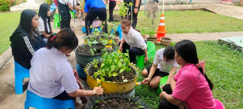 2. พบกลุ่มนักศึกษาเรียนรู้วันสำคัญวันวชิราวุธ การพัฒนาสถานศึกษา