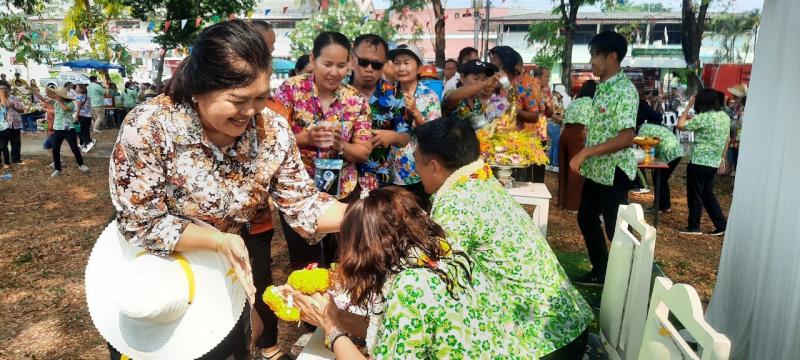 6. ร่วมสืบสานประเพณีสงกรานต์  