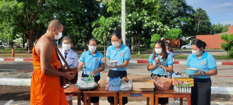 7. ร่วมพิธีทำบุญตักบาตรถวายพระราชกุศล 