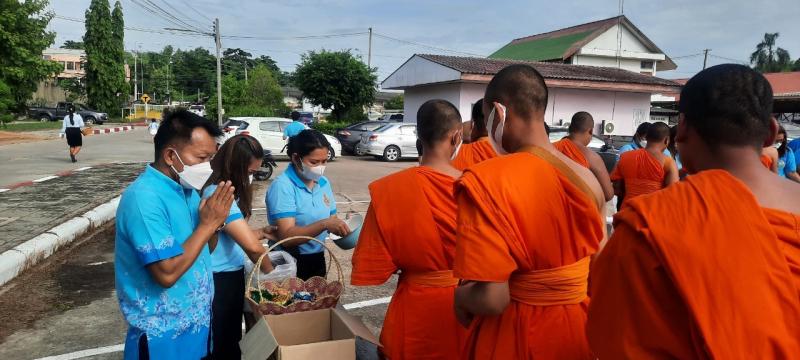 8. ร่วมพิธีทำบุญตักบาตรถวายพระราชกุศล 