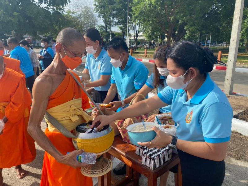 9. ร่วมพิธีทำบุญตักบาตรถวายพระราชกุศล 