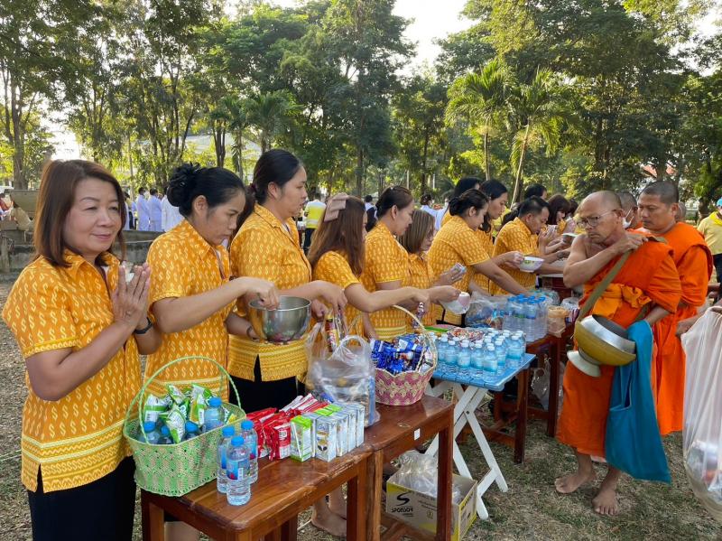 11. สกร.อำเภอขาณุวรลักษบุรี ร่วมพิธีเจริญพระพุทธมนต์ตักบาตรถวายพระราชกุศล