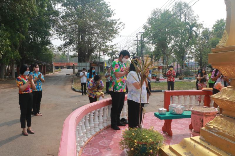 2. สำนักงาน กศน.จังหวัดกำแพงเพชร ถิอฤกษ์ดี ปีใหม่ไทย การสรงน้ำพระ และไหว้ศาล เพื่อขอพรเนื่องในวันสงกรานต์