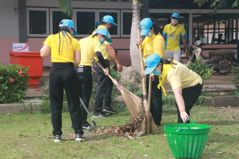 11. สำนักงาน กศน.จังหวัดกำแพงเพชร ลงนามถวายพระพรเนื่องในวันเฉลิมพระชนมพรรษา                  สมเด็จพระนางเจ้าสิริกิติ์ พระบรมราชินีนาถ พระบรมราชชนนีพันปีหลวง และร่วมกันทำกิจกรรมจิตอาสาพัฒนาปรับภูมิทัศน์ บริเวณสำนักงาน กศน.จังหวัด