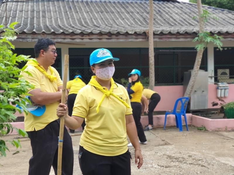 14. สำนักงาน กศน.จังหวัดกำแพงเพชร ลงนามถวายพระพรเนื่องในวันเฉลิมพระชนมพรรษา                  สมเด็จพระนางเจ้าสิริกิติ์ พระบรมราชินีนาถ พระบรมราชชนนีพันปีหลวง และร่วมกันทำกิจกรรมจิตอาสาพัฒนาปรับภูมิทัศน์ บริเวณสำนักงาน กศน.จังหวัด