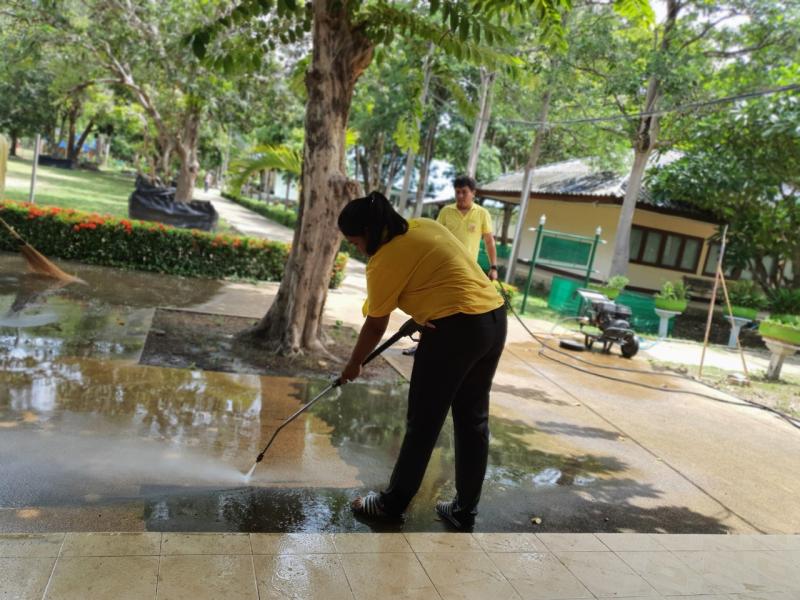 28. สำนักงาน กศน.จังหวัดกำแพงเพชร ลงนามถวายพระพรเนื่องในวันเฉลิมพระชนมพรรษา                  สมเด็จพระนางเจ้าสิริกิติ์ พระบรมราชินีนาถ พระบรมราชชนนีพันปีหลวง และร่วมกันทำกิจกรรมจิตอาสาพัฒนาปรับภูมิทัศน์ บริเวณสำนักงาน กศน.จังหวัด