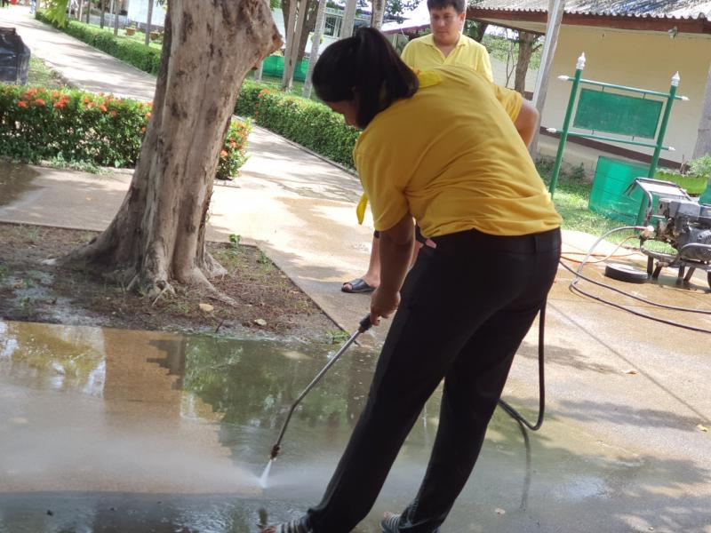 29. สำนักงาน กศน.จังหวัดกำแพงเพชร ลงนามถวายพระพรเนื่องในวันเฉลิมพระชนมพรรษา                  สมเด็จพระนางเจ้าสิริกิติ์ พระบรมราชินีนาถ พระบรมราชชนนีพันปีหลวง และร่วมกันทำกิจกรรมจิตอาสาพัฒนาปรับภูมิทัศน์ บริเวณสำนักงาน กศน.จังหวัด