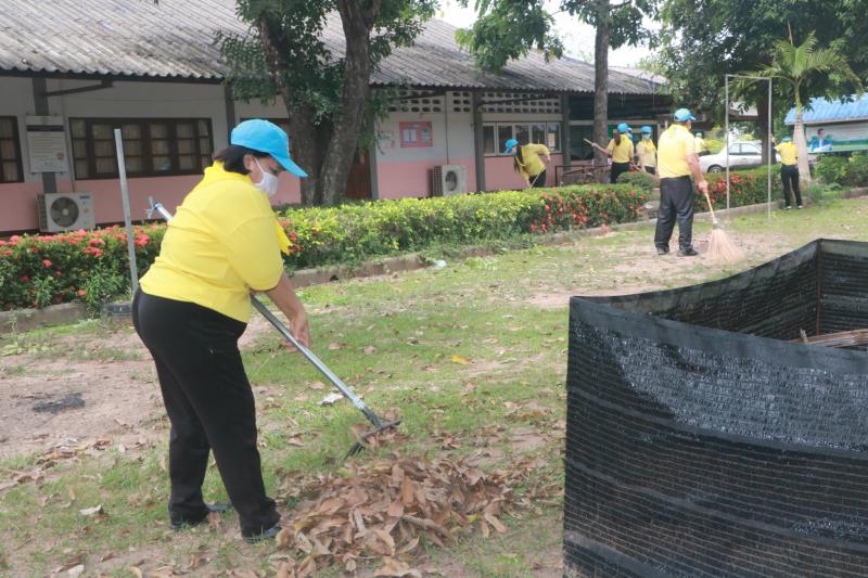 31. สำนักงาน กศน.จังหวัดกำแพงเพชร ลงนามถวายพระพรเนื่องในวันเฉลิมพระชนมพรรษา                  สมเด็จพระนางเจ้าสิริกิติ์ พระบรมราชินีนาถ พระบรมราชชนนีพันปีหลวง และร่วมกันทำกิจกรรมจิตอาสาพัฒนาปรับภูมิทัศน์ บริเวณสำนักงาน กศน.จังหวัด