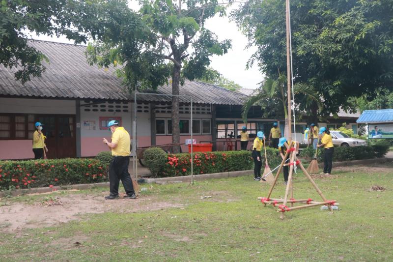 33. สำนักงาน กศน.จังหวัดกำแพงเพชร ลงนามถวายพระพรเนื่องในวันเฉลิมพระชนมพรรษา                  สมเด็จพระนางเจ้าสิริกิติ์ พระบรมราชินีนาถ พระบรมราชชนนีพันปีหลวง และร่วมกันทำกิจกรรมจิตอาสาพัฒนาปรับภูมิทัศน์ บริเวณสำนักงาน กศน.จังหวัด