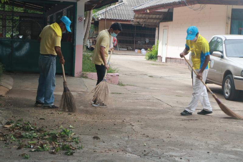 34. สำนักงาน กศน.จังหวัดกำแพงเพชร ลงนามถวายพระพรเนื่องในวันเฉลิมพระชนมพรรษา                  สมเด็จพระนางเจ้าสิริกิติ์ พระบรมราชินีนาถ พระบรมราชชนนีพันปีหลวง และร่วมกันทำกิจกรรมจิตอาสาพัฒนาปรับภูมิทัศน์ บริเวณสำนักงาน กศน.จังหวัด