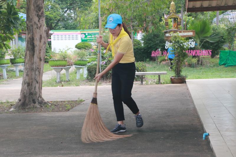 37. สำนักงาน กศน.จังหวัดกำแพงเพชร ลงนามถวายพระพรเนื่องในวันเฉลิมพระชนมพรรษา                  สมเด็จพระนางเจ้าสิริกิติ์ พระบรมราชินีนาถ พระบรมราชชนนีพันปีหลวง และร่วมกันทำกิจกรรมจิตอาสาพัฒนาปรับภูมิทัศน์ บริเวณสำนักงาน กศน.จังหวัด