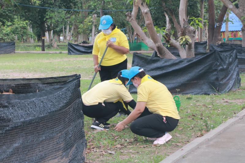 38. สำนักงาน กศน.จังหวัดกำแพงเพชร ลงนามถวายพระพรเนื่องในวันเฉลิมพระชนมพรรษา                  สมเด็จพระนางเจ้าสิริกิติ์ พระบรมราชินีนาถ พระบรมราชชนนีพันปีหลวง และร่วมกันทำกิจกรรมจิตอาสาพัฒนาปรับภูมิทัศน์ บริเวณสำนักงาน กศน.จังหวัด