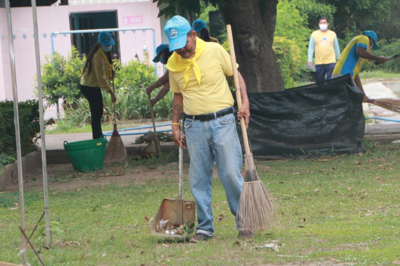 39. สำนักงาน กศน.จังหวัดกำแพงเพชร ลงนามถวายพระพรเนื่องในวันเฉลิมพระชนมพรรษา                  สมเด็จพระนางเจ้าสิริกิติ์ พระบรมราชินีนาถ พระบรมราชชนนีพันปีหลวง และร่วมกันทำกิจกรรมจิตอาสาพัฒนาปรับภูมิทัศน์ บริเวณสำนักงาน กศน.จังหวัด