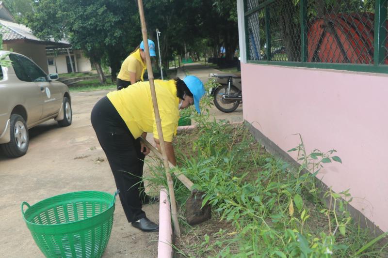 40. สำนักงาน กศน.จังหวัดกำแพงเพชร ลงนามถวายพระพรเนื่องในวันเฉลิมพระชนมพรรษา                  สมเด็จพระนางเจ้าสิริกิติ์ พระบรมราชินีนาถ พระบรมราชชนนีพันปีหลวง และร่วมกันทำกิจกรรมจิตอาสาพัฒนาปรับภูมิทัศน์ บริเวณสำนักงาน กศน.จังหวัด